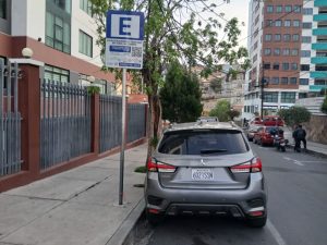 auto-letrero-1-696x522